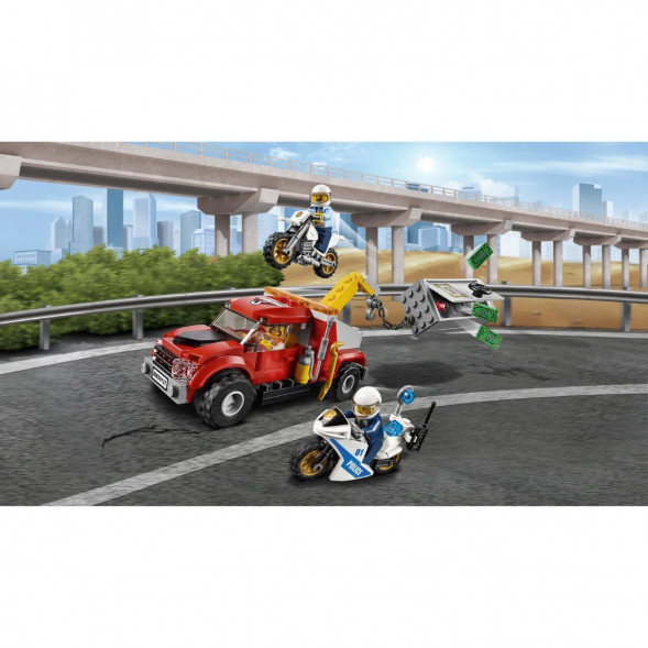 Конструктор LEGO City Police 60137 Побег на буксировщике в Орле